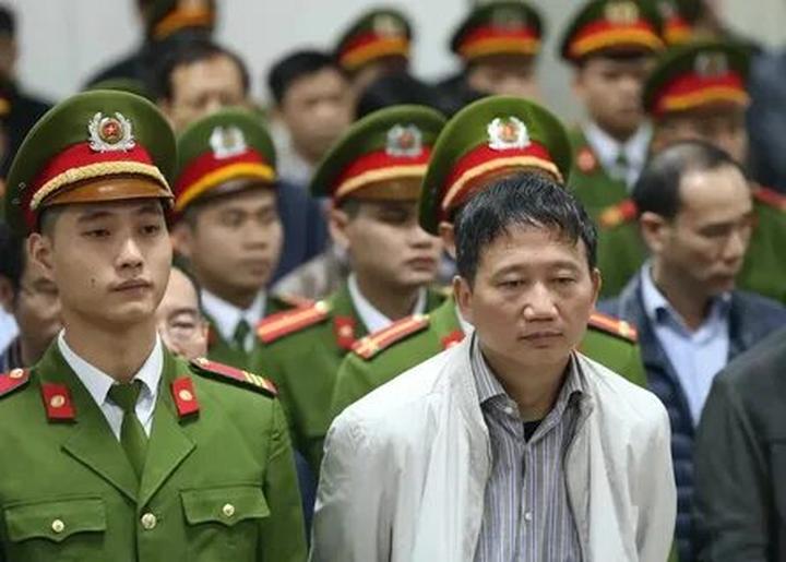 Xu hướng 4 kiểu áo sơ mi dìm dáng, xỉn: Hotspot Matrix tiết lộ bí quyết video viral